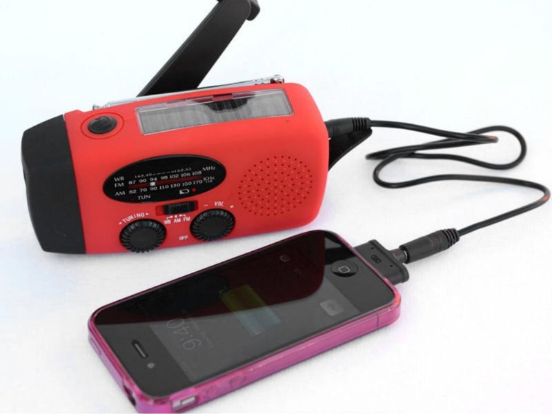 Hand Crank Solar Powered AM/FM Radio with LED Flashlight